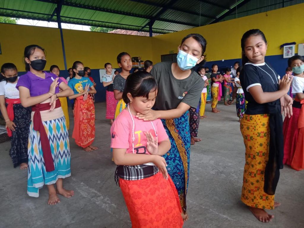 Para Mahasiswa Ini Terjun ke Desa Demi Lestarikan Budaya Bali