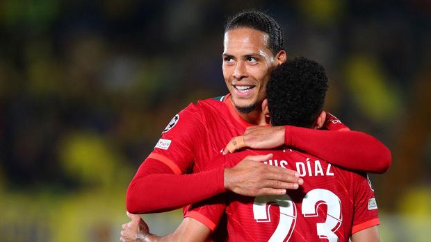 VILLARREAL, SPAIN - MAY 03: Luis Diaz celebrates with Virgil van Dijk of Liverpool after scoring their team's second goal during the UEFA Champions League Semi Final Leg Two match between Villarreal and Liverpool at Estadio de la Ceramica on May 03, 2022 in Villarreal, Spain. (Photo by Eric Alonso/Getty Images)