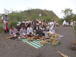 Akibat Bule Telanjang di Batur, Krama Adat Gelar Upacara Macaru