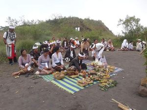 Akibat Bule Telanjang di Batur, Krama Adat Gelar Upacara Macaru Akibat Bule Telanjang di Batur, Krama Adat Gelar Upacara Macaru