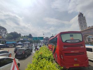 One Way Jakarta Arah Puncak Dimulai, Lalin di Simpang Gadog Macet One Way Jakarta Arah Puncak Dimulai, Lalin di Simpang Gadog Macet