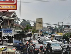 Jalur Puncak Macet Parah Sore Ini, Pengendara Adu Klakson