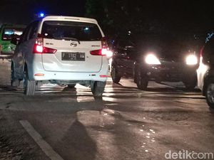 Penderitaan Pemudik Terjebak Kepadatan di Jalur Probolinggo-Lumajang Penderitaan Pemudik Terjebak Kepadatan di Jalur Probolinggo-Lumajang