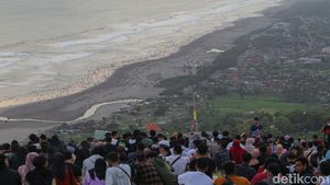 Tumpah Ruah Wisatawan di Bukit Paralayang Gunung Kidul