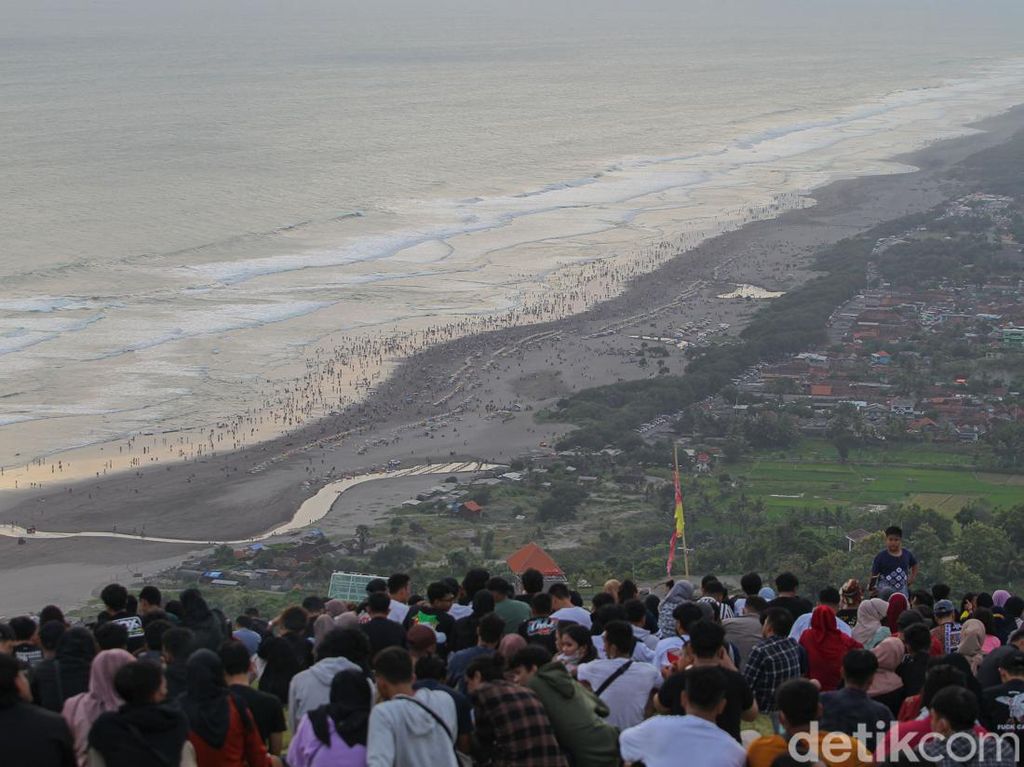 Tumpah Ruah Wisatawan di Bukit Paralayang Gunung Kidul Tumpah Ruah Wisatawan di Bukit Paralayang Gunung Kidul