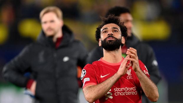 Mohamed Salah VILLARREAL, SPAIN - MAY 03: Mohamed Salah of Liverpool applauds the fans after their sides victory during the UEFA Champions League Semi Final Leg Two match between Villarreal and Liverpool at Estadio de la Ceramica on May 03, 2022 in Villarreal, Spain. (Photo by David Ramos/Getty Images)