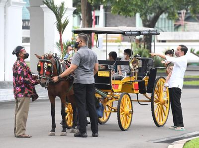 Potret Jan Ethes-Sedah Mirah Ikut Jokowi Sapa Warga Saat Lebaran