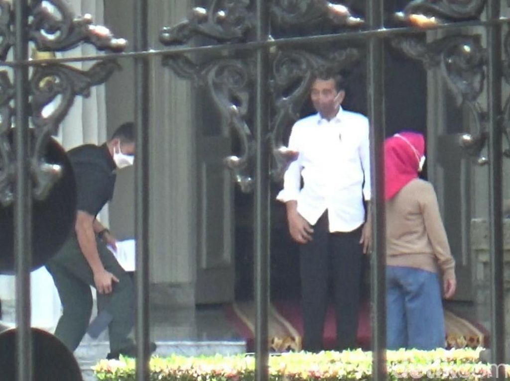 Momen Ponsel Jokowi Terjatuh Usai Foto Bareng Staf Gedung Agung Jogja