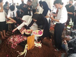 Sosok Mieke Wijaya di Mata Deddy Mizwar: Selalu Hangat dan Tersenyum