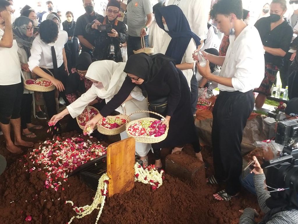Sosok Mieke Wijaya di Mata Deddy Mizwar: Selalu Hangat dan Tersenyum Sosok Mieke Wijaya di Mata Deddy Mizwar: Selalu Hangat dan Tersenyum