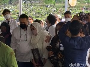 Tangisan Nia Zulkarnaen Pecah Usai Jenazah Mieke Wijaya Dimakamkan Tangisan Nia Zulkarnaen Pecah Usai Jenazah Mieke Wijaya Dimakamkan