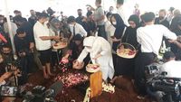 Prosesi Pemakaman Mieke Wijaya Penuh Haru