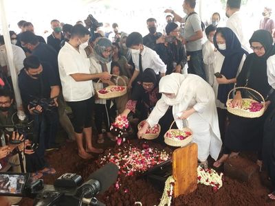 Prosesi Pemakaman Mieke Wijaya Penuh Haru