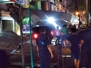 Sopir Diduga Mabuk Seruduk Warung Bakso di Jalan Krakatau