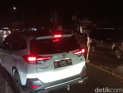 Polisi Atur Lalin dengan Tali Rafia untuk Urai Kepadatan di Pertigaan Malasan