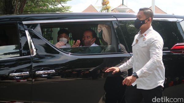 Potret Pria Histeris Saat Jokowi Tinggalkan Gedung Agung, Mengaku Kagum