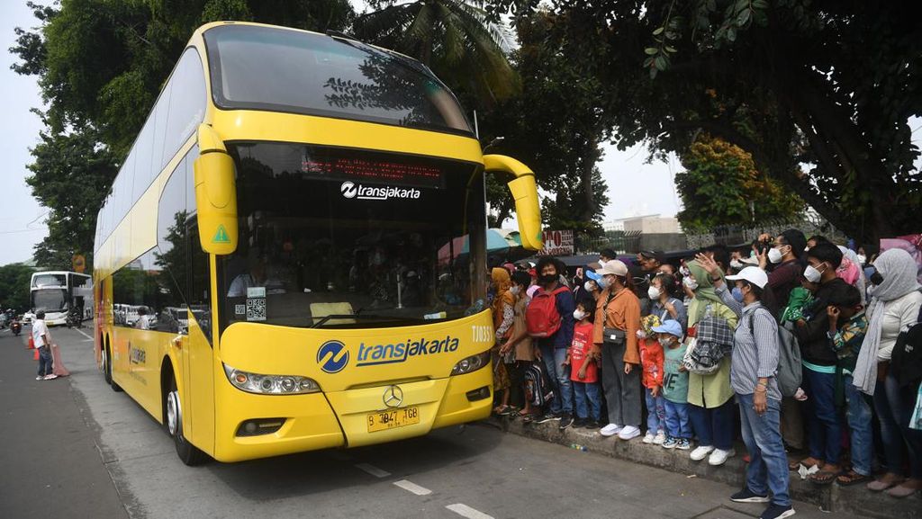 Potret Warga Serbu Bus Wisata Gratis Keliling Jakarta