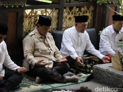 Ziarah ke Ponpes Tebuireng, Prabowo: Saya Dekat dengan Gus Dur