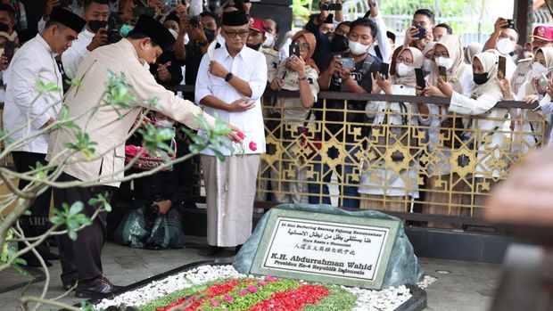 Ketua Umum Gerindra Prabowo Subianto berkunjung ke Ponpes Tebuireng, Jombang, Jawa Timur. Prabowo berziarah ke makam Presiden ke-4 RI KH Abdurrahman Wahid atau Gus Dur untuk melepas kangen.