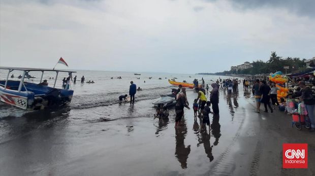 Pandeglang (04/05) Pantai Pasir Putih Carita dipadati wisatawan. Mereka ada yang bermain pasir maupun berenang di laut. Ada juga yang duduk-duduk dipinggir pantai, menikmati deburan ombak dan semilir angin pantai.