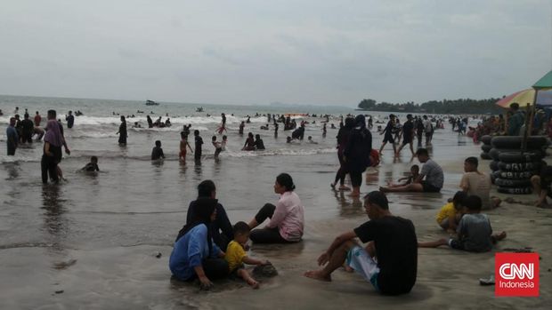 Pandeglang (04/05) Pantai Pasir Putih Carita dipadati wisatawan. Mereka ada yang bermain pasir maupun berenang di laut. Ada juga yang duduk-duduk dipinggir pantai, menikmati deburan ombak dan semilir angin pantai.