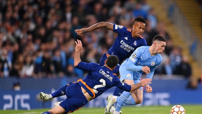MANCHESTER, ENGLAND - APRIL 26: Phil Foden of Manchester City gets away from Daniel Carvajal and Eder Militao of Real Madrid during during the UEFA Champions League Semi Final Leg One match between Manchester City and Real Madrid at City of Manchester Stadium on April 26, 2022 in Manchester, England. (Photo by Laurence Griffiths/Getty Images)