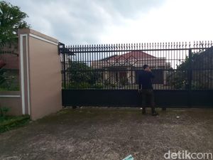 Maling Menyerah Usai Tepergok CCTV Online di Rumah Mewah Sukabumi Maling Menyerah Usai Tepergok CCTV Online di Rumah Mewah Sukabumi