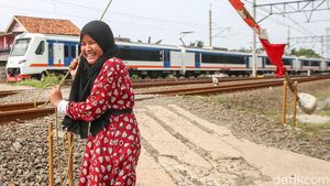 Salut! Adik Kakak Kompak Menjaga Palang Pintu Perlintasan Kereta