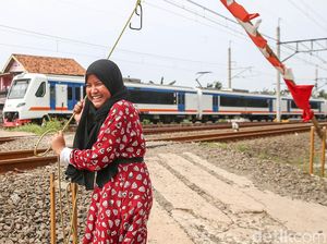 Salut! Adik Kakak Kompak Menjaga Palang Pintu Perlintasan Kereta