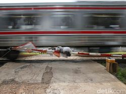 Kronologi Sedan Tertabrak KRL di Jakbar gegara Terobos Perlintasan