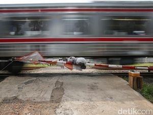 Tersambar KA di Perlintasan Tanpa Palang Pintu Semarang, Pemotor Tewas Tersambar KA di Perlintasan Tanpa Palang Pintu Semarang, Pemotor Tewas