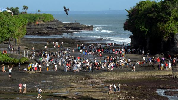 Serunya Mengunjungi Tanah Lot Bali Saat Libur Lebaran