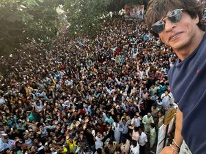 Shah Rukh Khan Dicium Fans, Netizen: Penjarakan Wanita Itu Shah Rukh Khan Dicium Fans, Netizen: Penjarakan Wanita Itu