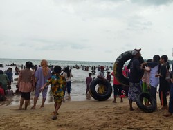 Senangnya Pedagang di Pantai Carita Lihat Wisatawan Ramai Usai 2 Tahun Sepi