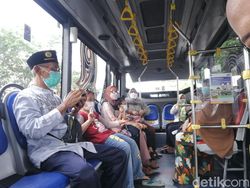 Warga Antre Panjang untuk Naik Bus Metro Deli Saat Libur Lebaran