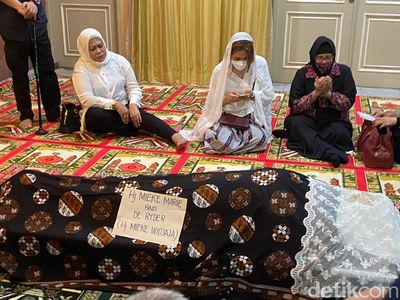 Begini Suasana Rumah Duka Mieke Wijaya
