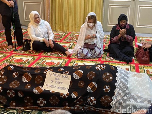 Begini Suasana Rumah Duka Mieke Wijaya