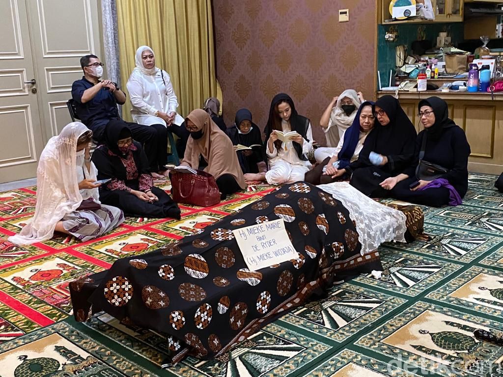 Panggilan Sayang Mama Buat Mieke Wijaya dari Rano Karno Panggilan Sayang Mama Buat Mieke Wijaya dari Rano Karno