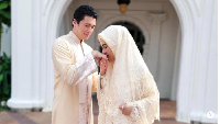Foto: Gaya Syahrini Lebaran di Singapura, Pakai Mukena Dihiasi Emas 24 Karat