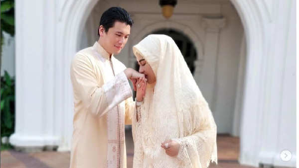 Foto: Gaya Syahrini Lebaran di Singapura, Pakai Mukena Dihiasi Emas 24 Karat