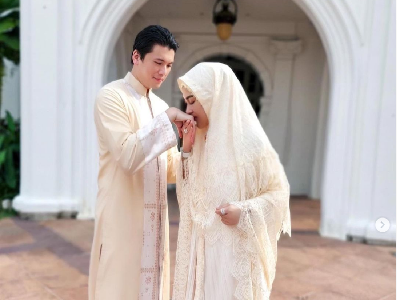 Foto: Gaya Syahrini Lebaran di Singapura, Pakai Mukena Dihiasi Emas 24 Karat