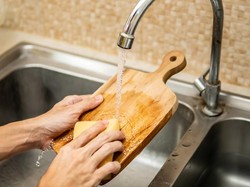 3 Tips Merawat Talenan Kayu Agar Awet dan Bebas Bau