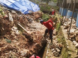 Tanah Longsor Terjadi di Setu Tangsel, 3 Rumah Berpotensi Roboh