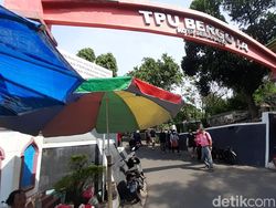 TPU Bergota Semarang Ramai Peziarah, Pedagang Bunga Semringah