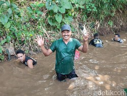 Serunya Ngobeng, Tradisi Tangkap Ikan dengan Tangan Kosong di Ciamis