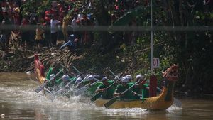 Tradisi Unik Lebaran di Batang, Lomba Perahu Dayung Tradisional