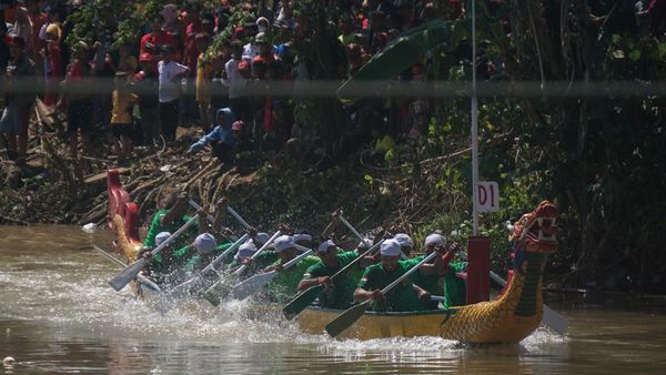 Tradisi Unik Lebaran di Batang, Lomba Perahu Dayung Tradisional