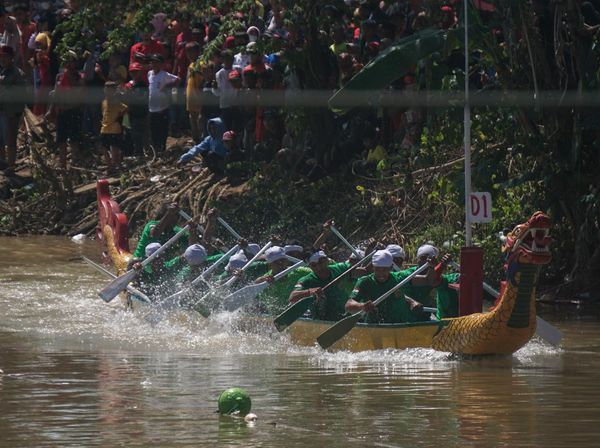 Tradisi Unik Lebaran di Batang, Lomba Perahu Dayung Tradisional