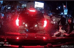 Kabur dari Preman, Sopir Panik Tabrakkan Truk ke Pengendara di Garut