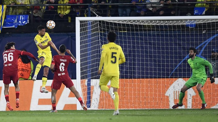 Villarreals Francis Coquelin, 2nd left, scores his sides second goal during the Champions League semi final, second leg soccer match between Villarreal and Liverpool at the Ceramica stadium in Villarreal, Spain, Tuesday, May 3, 2022. (AP Photo/Jose Breton)